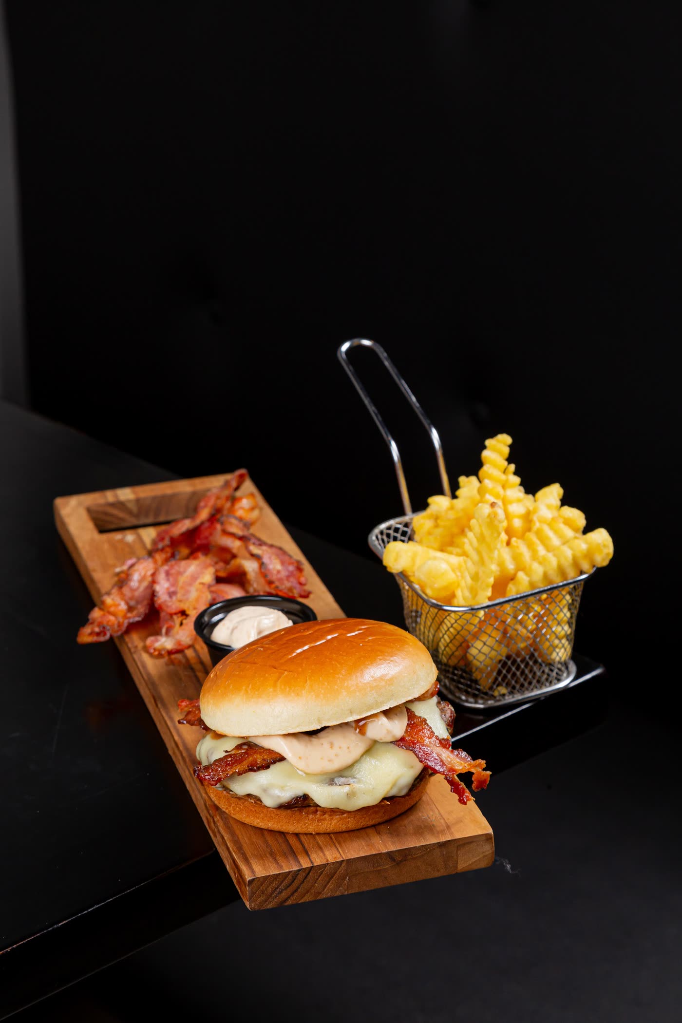 Jhef Bacon com fritas na tábua